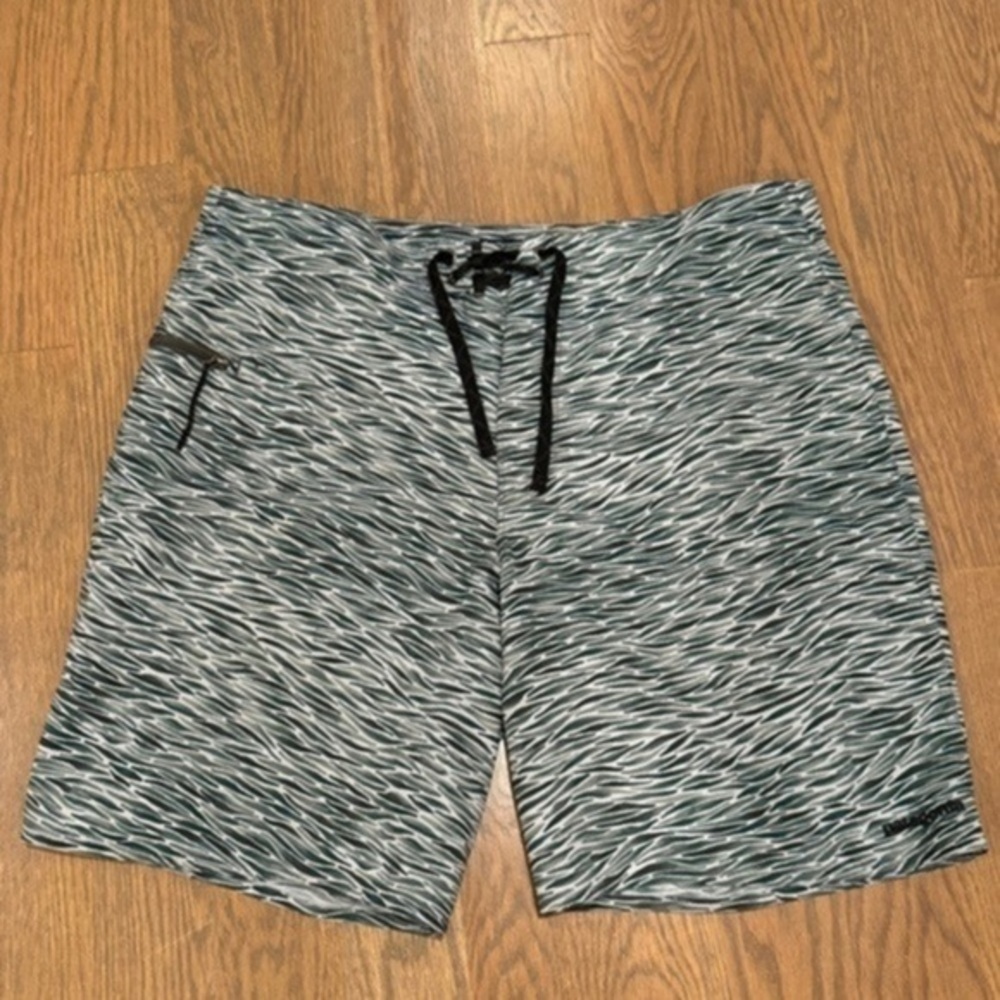 Patagonia Wavefarer Size 34 White Black Geometric Board Shorts Trunks 9” Inseam